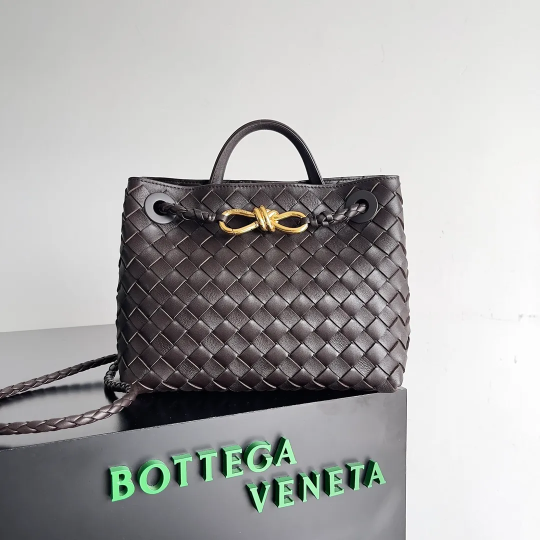 The 2023 new Andiamo batch of 1860 BV has been shipped‼ ️Really popular🔥The new Andiamo woven handbag launched by Bottega Veneta this season is really popular all over the world! ! Celebrities at home and abroad have worn it, and Oscar-winning actress Michelle Yeoh has taken it out on the street. Song Jia, Trai Yara, Yu Feihong, Sanji Ayaka, Rosie Hunting-Whiteley, Yoshioka Riho, etc. have all picked up this bag. It is classic and versatile, showing off its temperament, and the bag capacity is also large, which is very convenient for daily commuting! ! A variety of carrying methods, the shoulder straps can be adjusted by yourself, the original lambskin feels soft and delicate, and the neutral style is made to break gender boundaries and bring a more practical and longer-lasting use experience. Andiamo, which has both elegant and casual styles, perfectly interprets the true appearance of "fashionable old money style". Style number: 743568 Size: 25*22*10.5cm